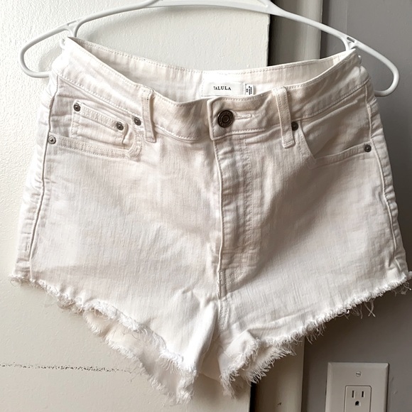 SOLD: White Aritzia shorts - Picture 1 of 3